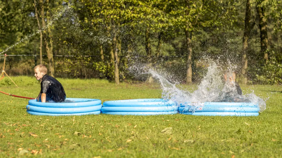 Een lid springt door 3 zwembadjes