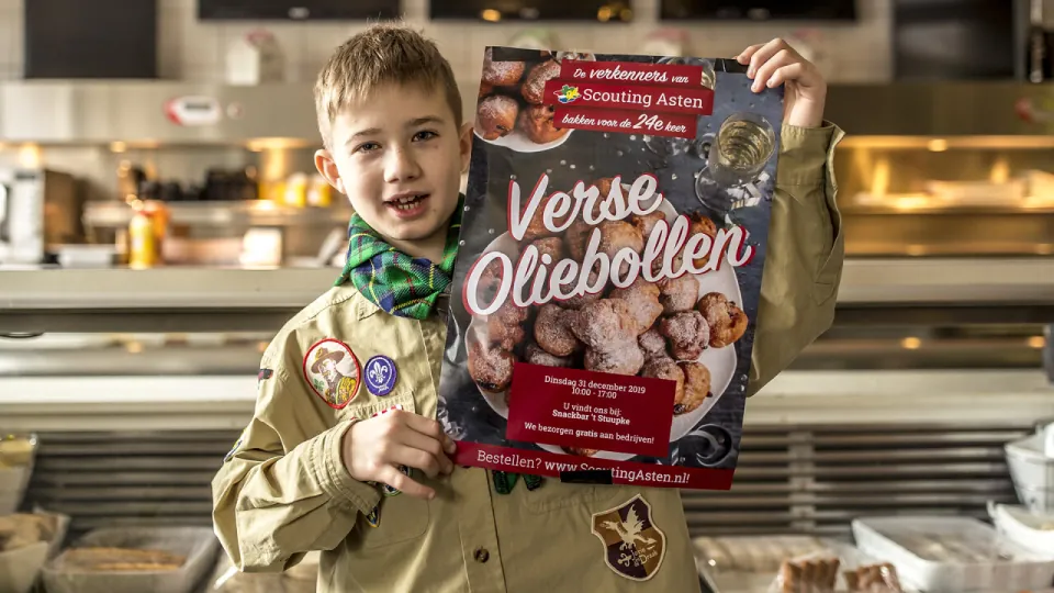 Een lid met de oliebollenactie poster
