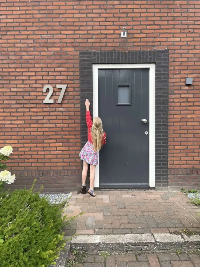 Een bever probeert aan te bellen bij een huis