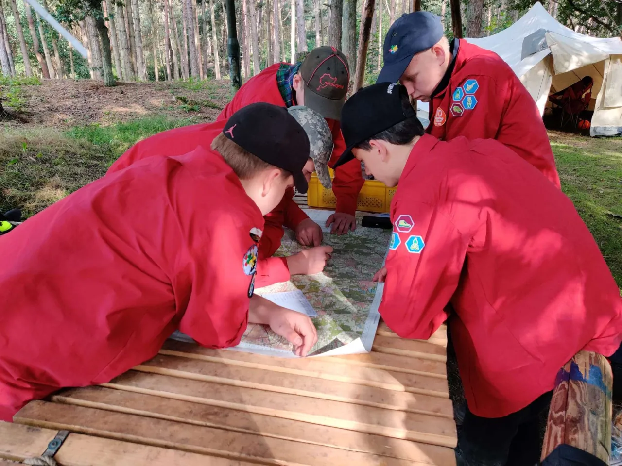 De jongens stippelen de route uit voor een hike